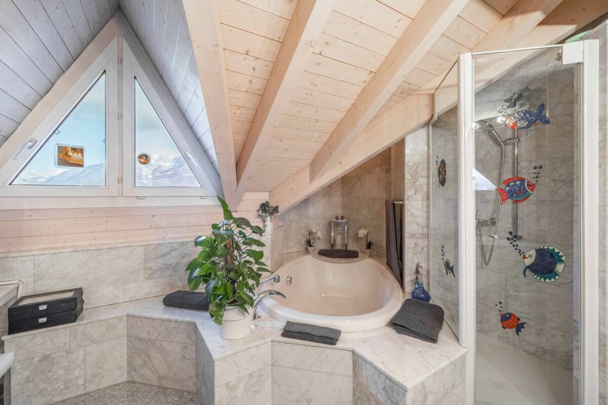 Charmante 3.5-Zimmer Dachwohnung mit Cheminée und stilvollem Ausbau