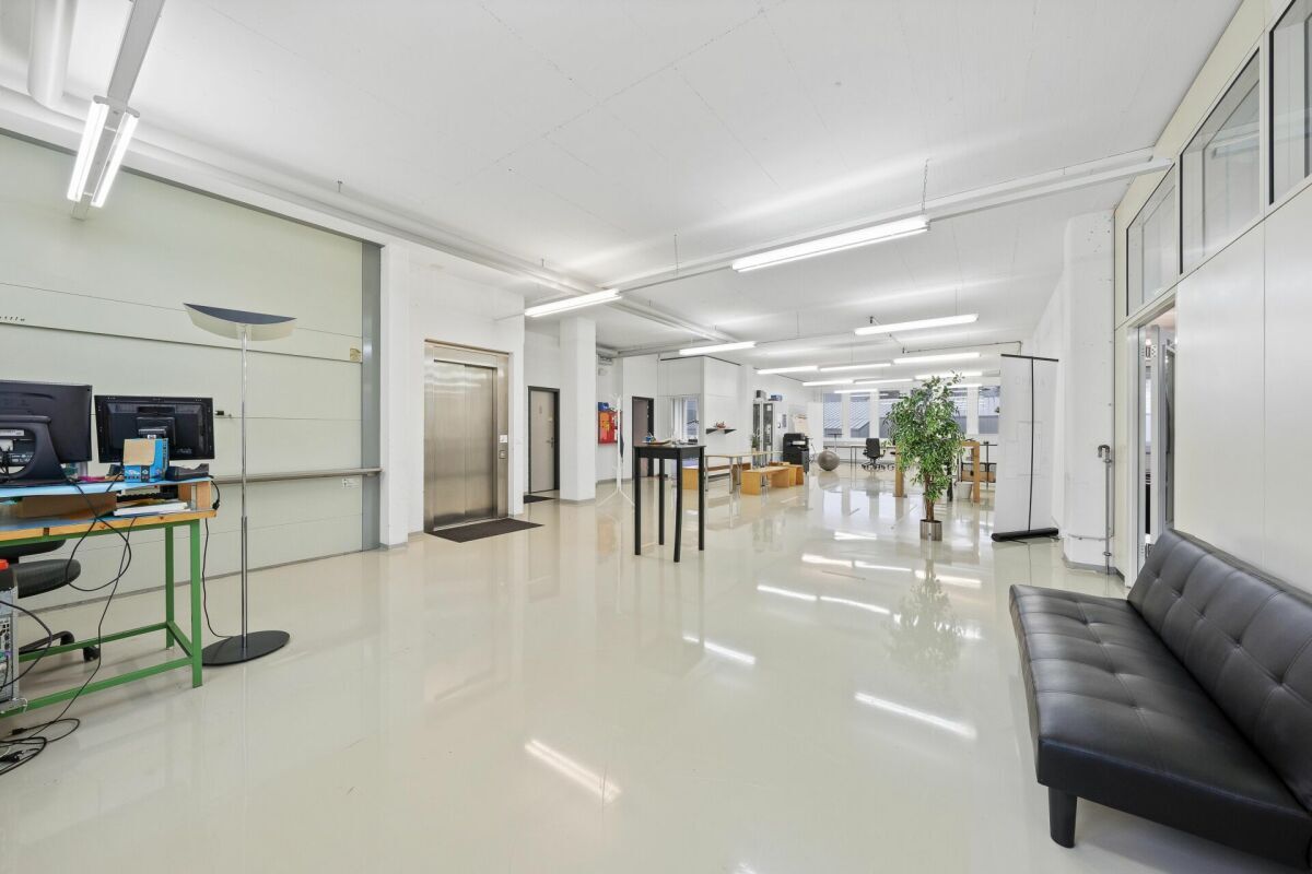 Flexible Gewerbefläche mit Paternosteraufzug - vielseitig nutzbar für Ihr Projekt