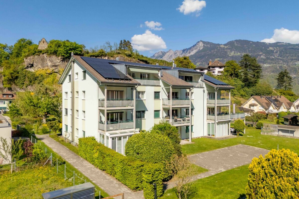 Grosszügige 3.5-Zimmmerwohnung im Erdgeschoss mit Gartensitzplatz und Bergblick