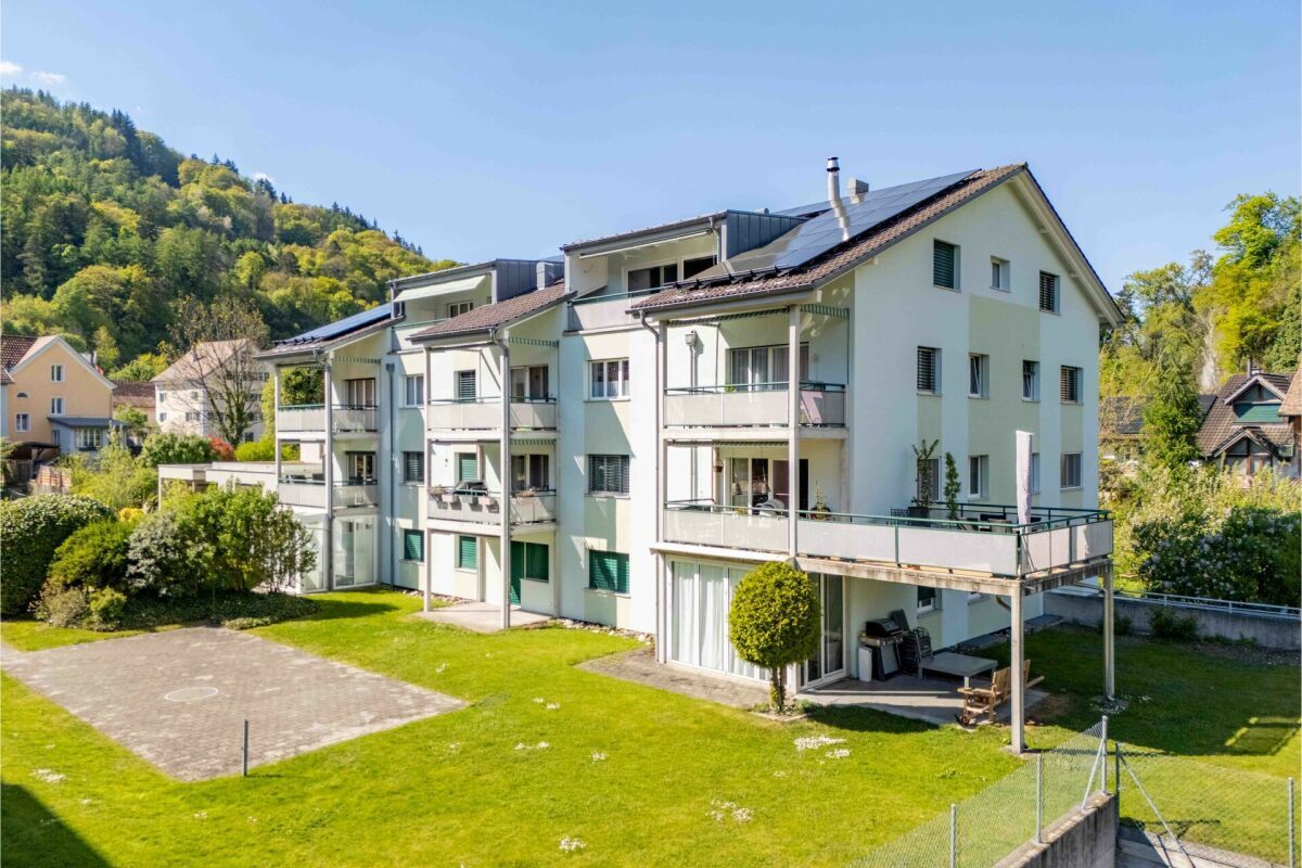 Grosszügige 3.5-Zimmmerwohnung im Erdgeschoss mit Gartensitzplatz und Bergblick