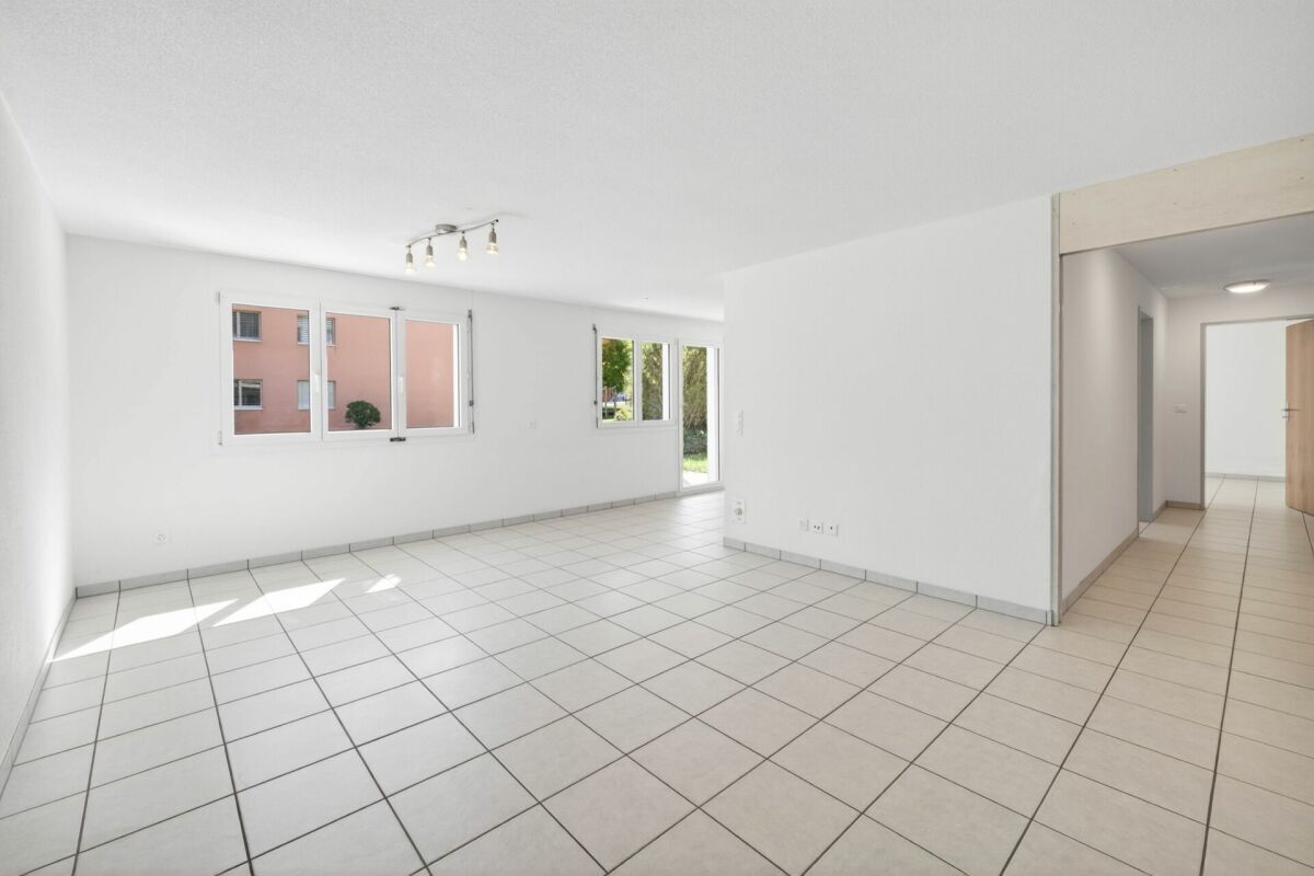 Grosszügige 3.5-Zimmmerwohnung im Erdgeschoss mit Gartensitzplatz und Bergblick