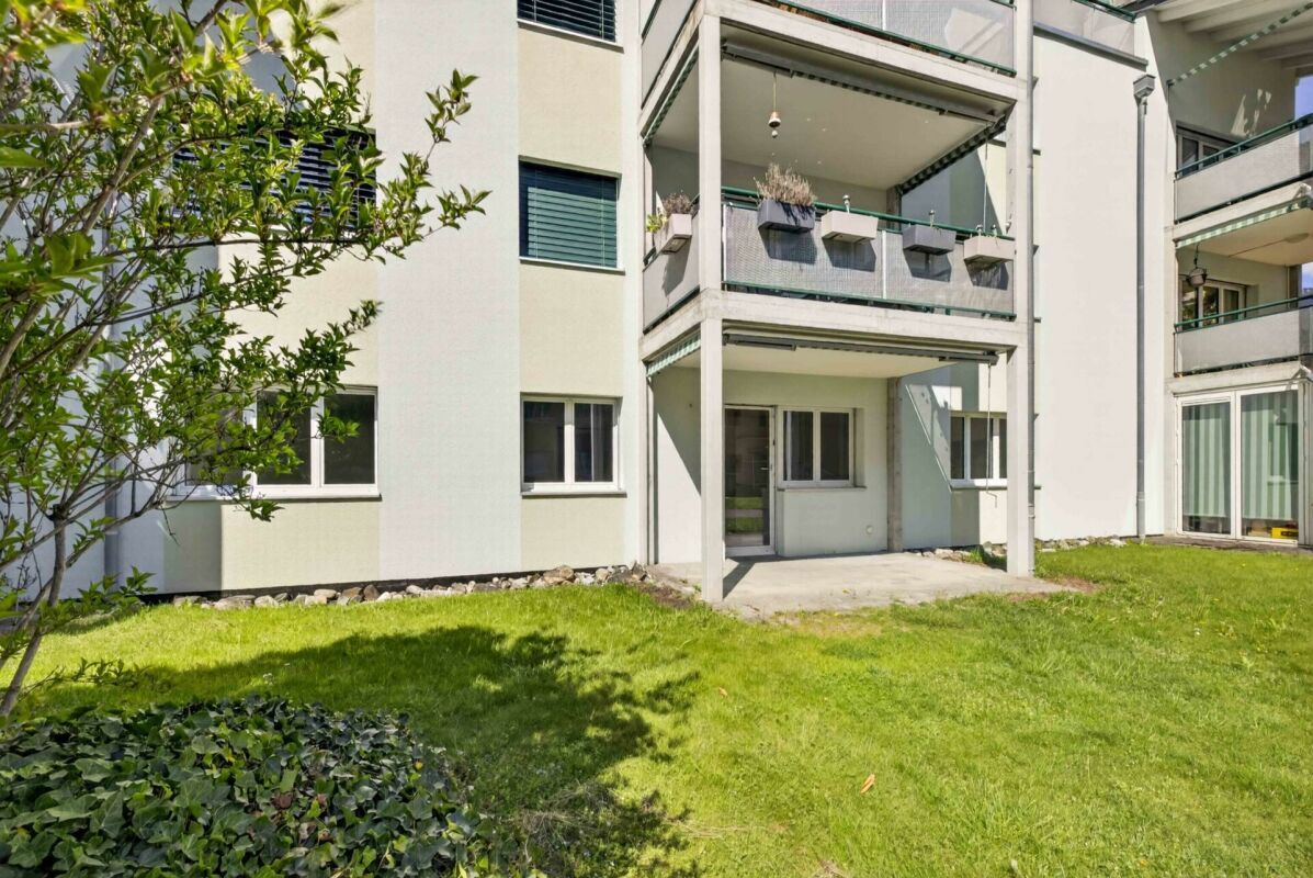 Grosszügige 3.5-Zimmmerwohnung im Erdgeschoss mit Gartensitzplatz und Bergblick