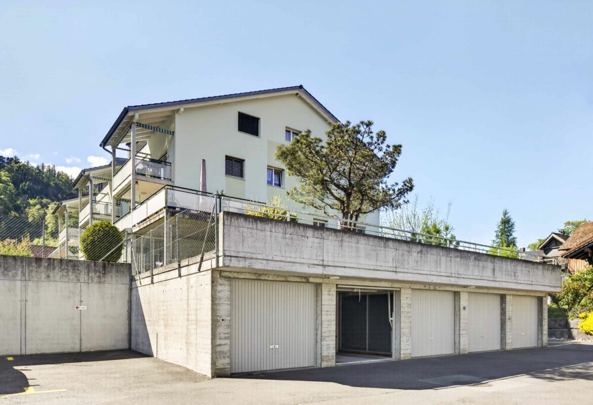 Grosszügige 3.5-Zimmmerwohnung im Erdgeschoss mit Gartensitzplatz und Bergblick