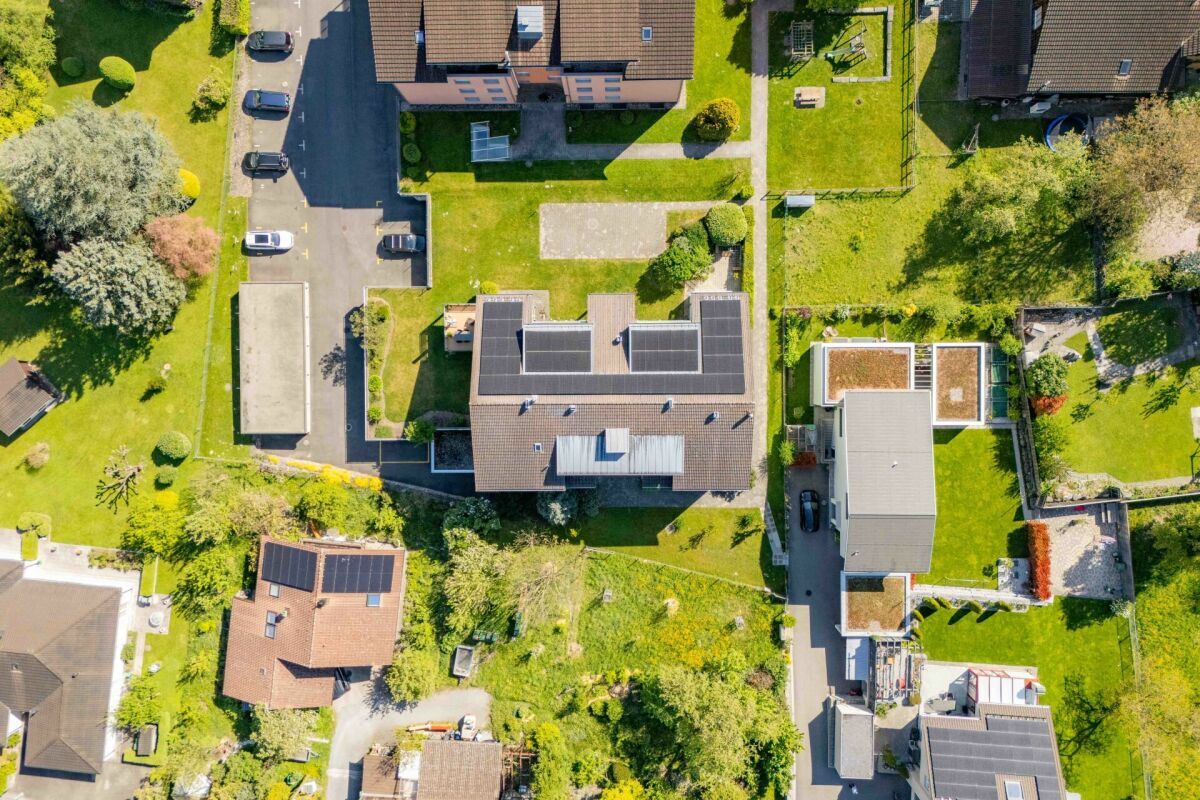 Grosszügige 3.5-Zimmmerwohnung im Erdgeschoss mit Gartensitzplatz und Bergblick