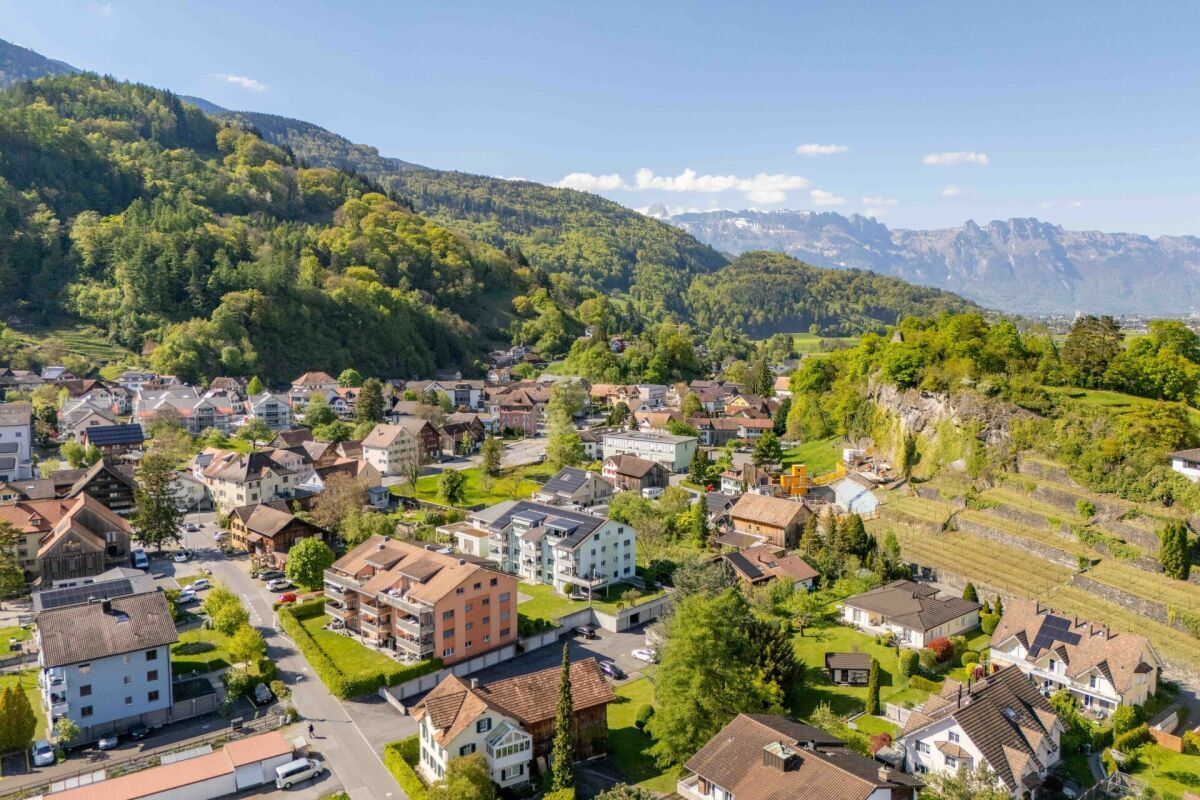 Grosszügige 3.5-Zimmmerwohnung im Erdgeschoss mit Gartensitzplatz und Bergblick