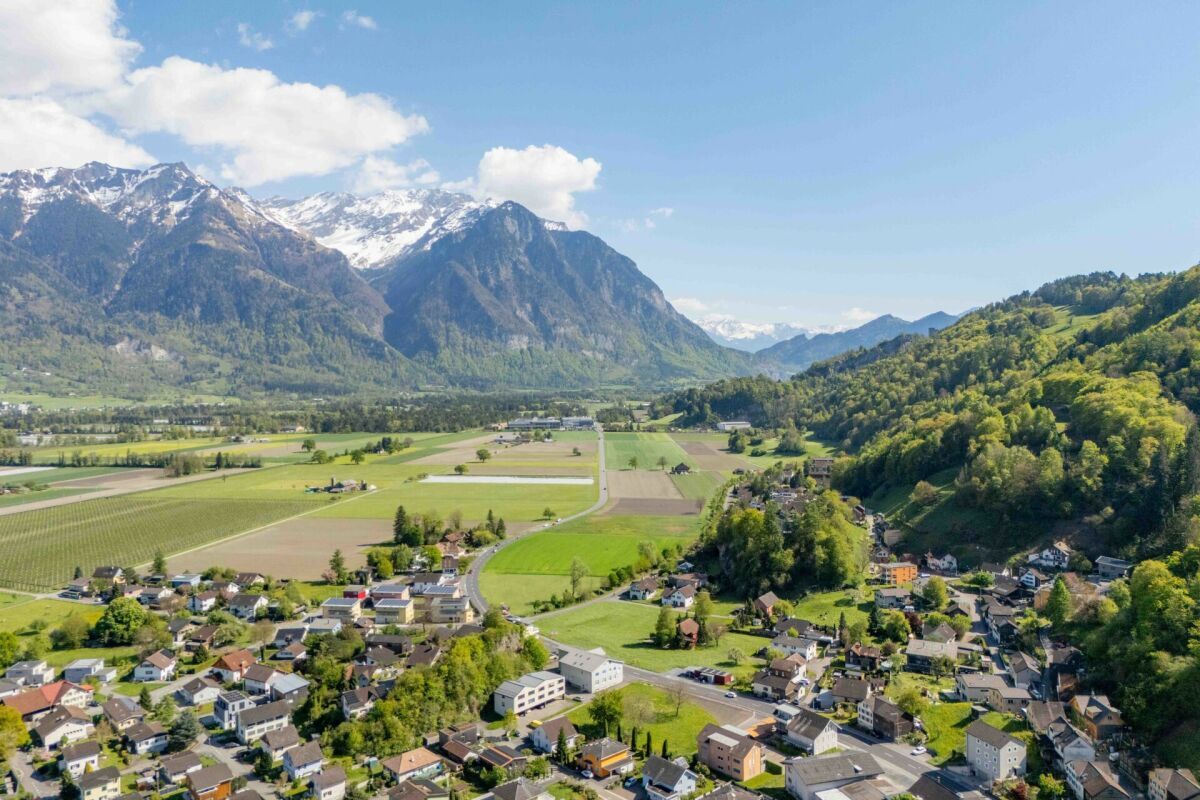 Grosszügige 3.5-Zimmmerwohnung im Erdgeschoss mit Gartensitzplatz und Bergblick