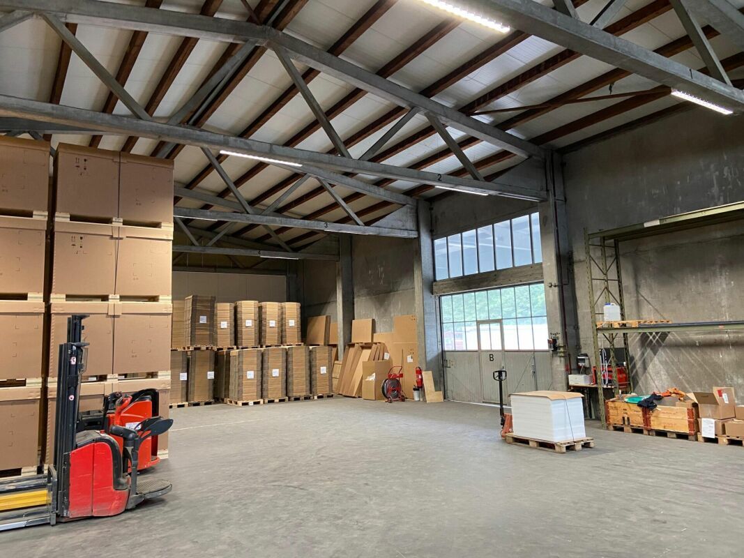 Viel Raum für Ihr Gewerbe - Lagerhalle mit Aufzug & Rampe