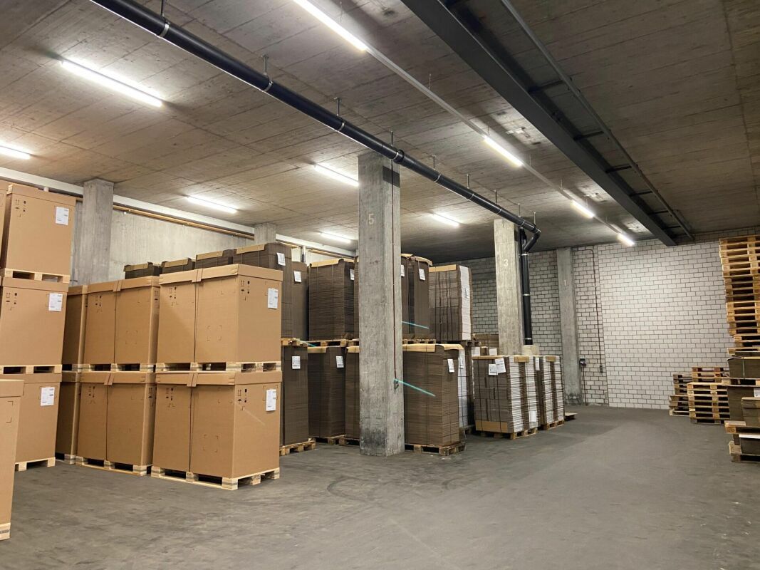 Viel Raum für Ihr Gewerbe - Lagerhalle mit Aufzug & Rampe