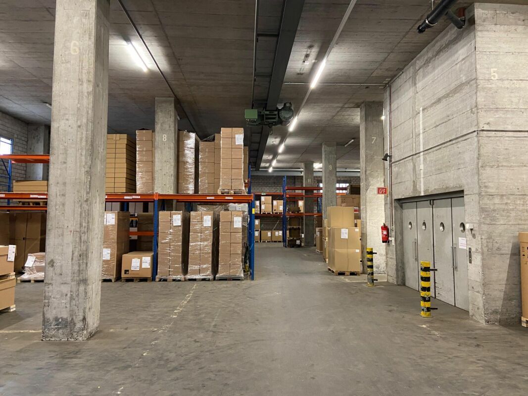 Viel Raum für Ihr Gewerbe - Lagerhalle mit Aufzug & Rampe