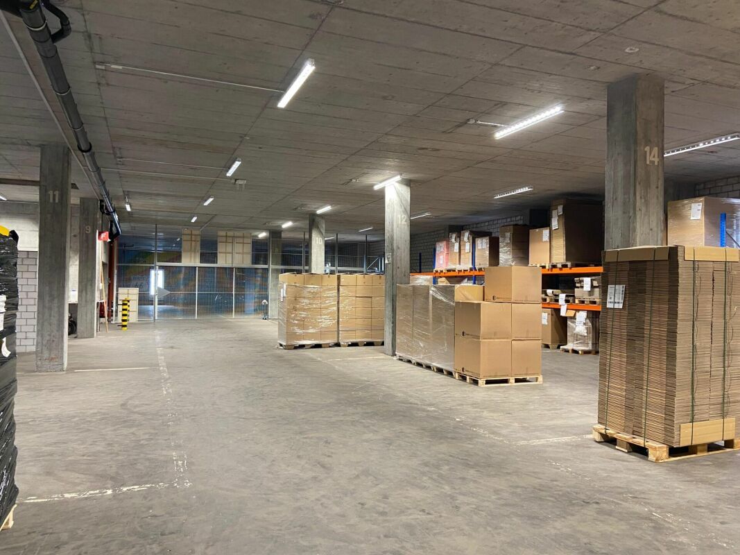 Viel Raum für Ihr Gewerbe - Lagerhalle mit Aufzug & Rampe