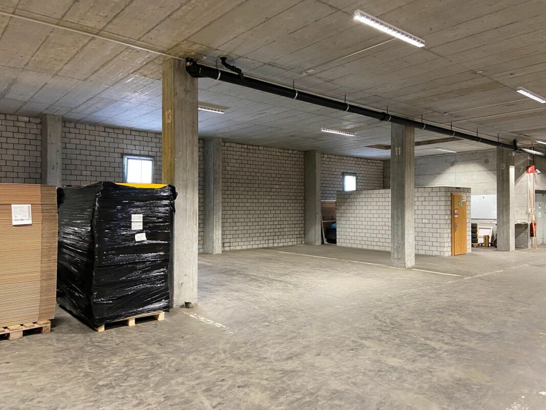 Viel Raum für Ihr Gewerbe - Lagerhalle mit Aufzug & Rampe